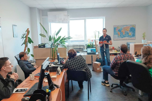 Продакт-менеджер ЛЕД-Эффект демонстрирует светильник Желудь на семинаре с партнёрами Толедо